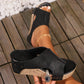 👡 Dámské sandály na klínovém podpatku s cvočky – vyšší podpatky, stabilní a odvážný styl ☀️✨