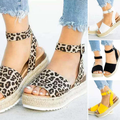 👡 Dámské sandály na klínovém podpatku s leopardím vzorem – s otevřenou špičkou, prodlužující postavu a stylové 🏖️✨