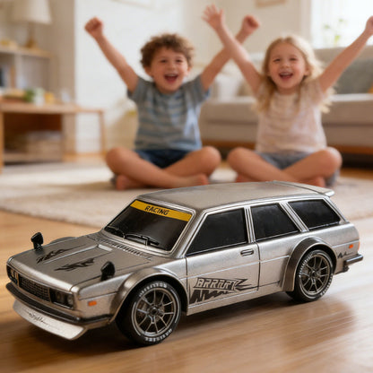 RC driftové auto v měřítku 1:24 s LED světly