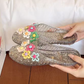 👡 Vkročte do třpytivého pohodlí – Dámské třpytivé pantofle s uzavřenou špičkou s květinovými akcenty – platba na dobírku ✨