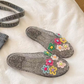 👡 Vkročte do třpytivého pohodlí – Dámské třpytivé pantofle s uzavřenou špičkou s květinovými akcenty – platba na dobírku ✨