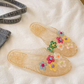 👡 Vkročte do třpytivého pohodlí – Dámské třpytivé pantofle s uzavřenou špičkou s květinovými akcenty – platba na dobírku ✨