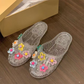 👡 Vkročte do třpytivého pohodlí – Dámské třpytivé pantofle s uzavřenou špičkou s květinovými akcenty – platba na dobírku ✨