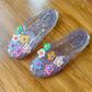 👡 Vkročte do třpytivého pohodlí – Dámské třpytivé pantofle s uzavřenou špičkou s květinovými akcenty – platba na dobírku ✨