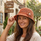 🌞 Zůstaňte elegantní a chráněná – Elegantní vintage kbelíkový klobouk s perlovým akcentem – platba na dobírku 🧢