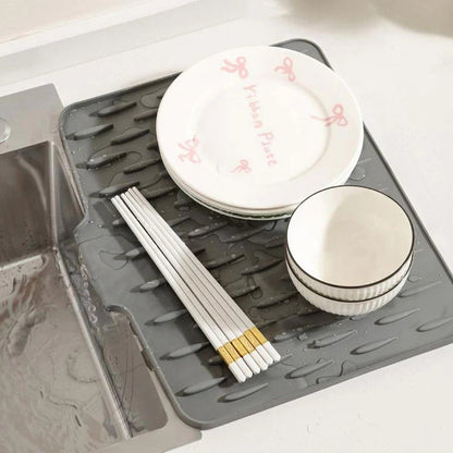 🍳 50% OFF NOW! 💥 No-Spill Silicone Worktop Saver – Heat-Resistant & Non-Slip Mat – Raised edges contain spills, perfect for drying dishes or protecting counters – dishwasher safe 🧼